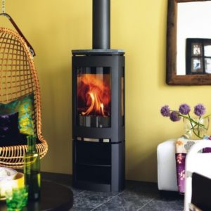 Jotul F 371, modèle aux lignes innovantes et raffinées, piètement classique