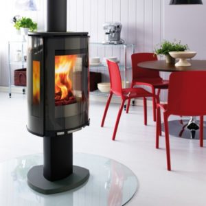 Jotul F 373, modèle aux lignes innovantes et raffinées, sur piedestal
