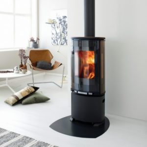 Jotul F 375, modèle aux lignes innovantes et raffinées, sur piétement fonte, étagère et porte vitrée.
