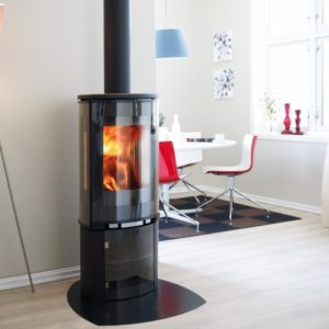 Jotul F 375, modèle aux lignes innovantes et raffinées, sur piétement fonte, étagère et porte vitrée.